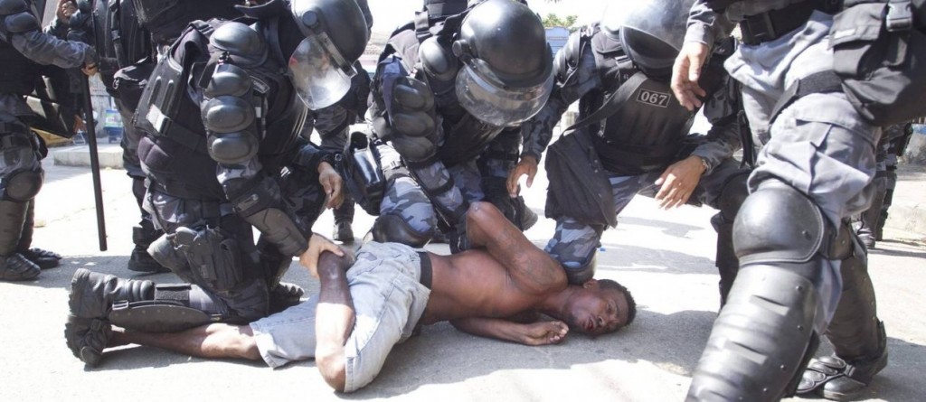 Uso da força. Policiais imobilizam homem durante desocupação de prédio da Oi, no Rio. Foto: Márcia Foletto